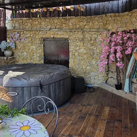 Apartment Avec Jardin Prive & Jacuzzi
