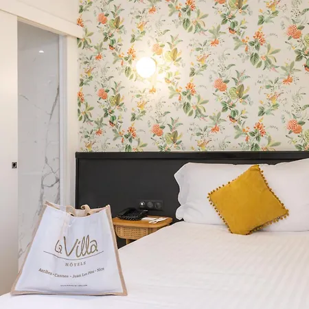 La Promenade Hotel