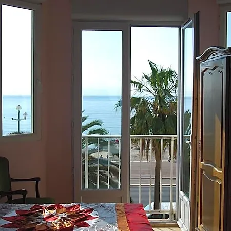 Azur Hotel 2*