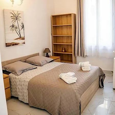 Apartment Grand 4 Pieces Avec Cour Privee, Clim & Parking
