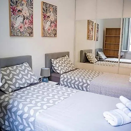 Grand 4 Pieces Avec Cour Privee, Clim & Parking Apartment *