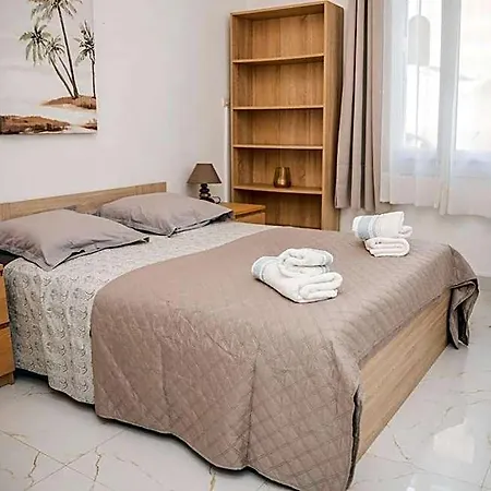 Grand 4 Pieces Avec Cour Privee, Clim & Parking Apartment