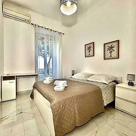 Grand 4 Pieces Avec Cour Privee, Clim & Parking * Nice