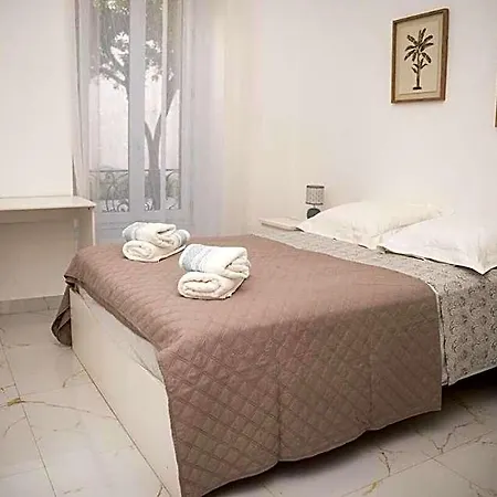 Grand 4 Pieces Avec Cour Privee, Clim & Parking Apartment *