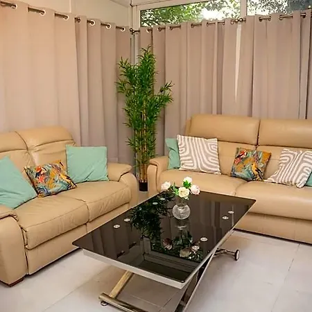 Grand 4 Pieces Avec Cour Privee, Clim & Parking * Nice