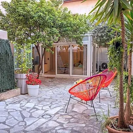 Grand 4 Pieces Avec Cour Privee, Clim & Parking