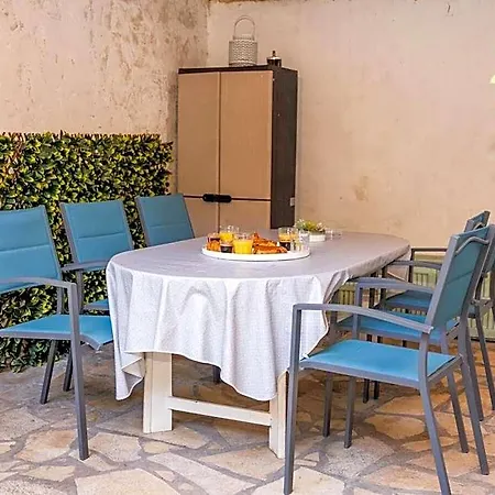Apartment Grand 4 Pieces Avec Cour Privee, Clim & Parking