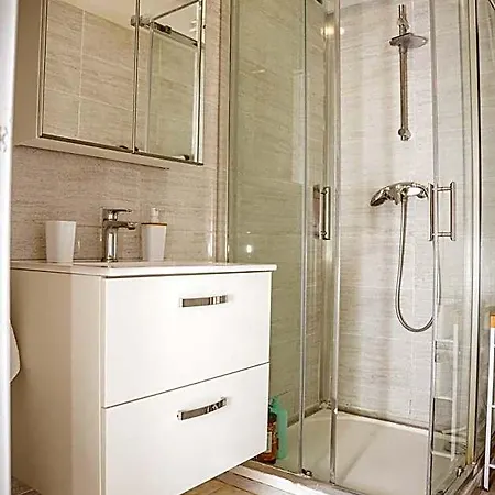 Grand 4 Pieces Avec Cour Privee, Clim & Parking Apartment