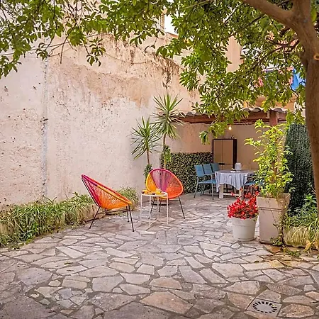 Apartment Grand 4 Pieces Avec Cour Privee, Clim & Parking