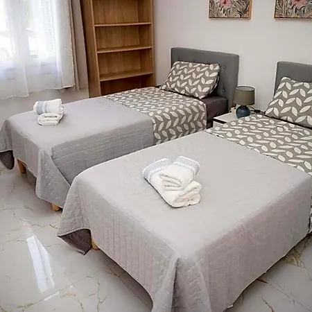 Apartment Grand 4 Pieces Avec Cour Privee, Clim & Parking