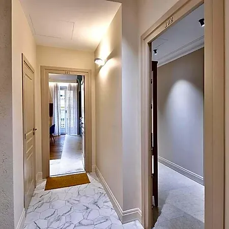 9 Alberti Centre Aparthotel 4*