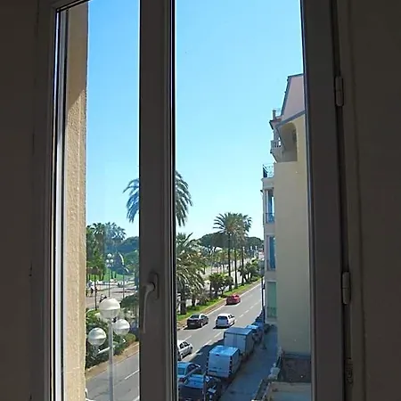 Azur Hotel 2*