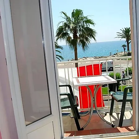 Azur Hotel 2*