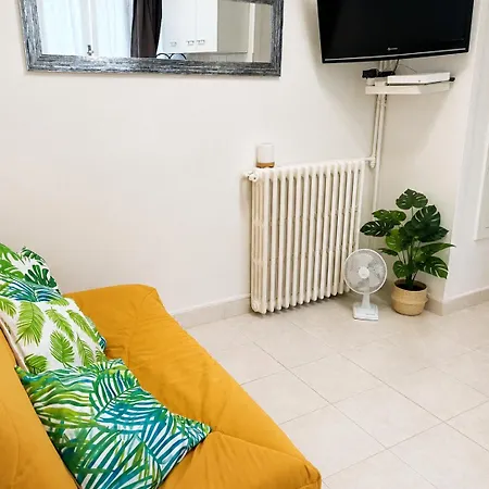 Centre- Small Pied-a-terre Near Beaches Apartment *