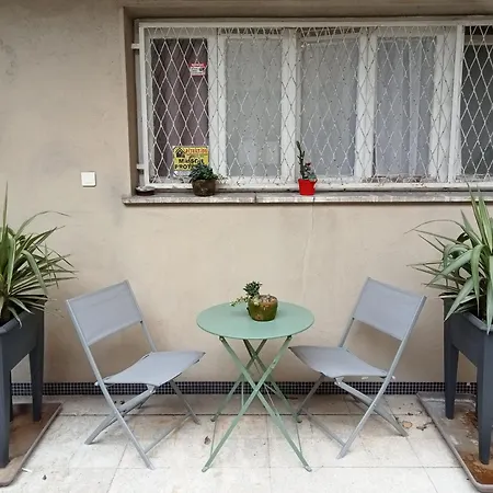 Centre- Small Pied-a-terre Near Beaches * Nice