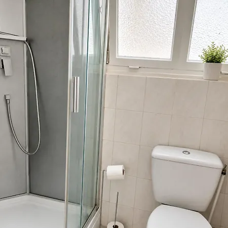 Centre- Small Pied-a-terre Near Beaches Apartment