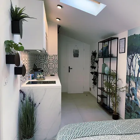 Appartement Coastal Gem - Private Parking & Air Conditioning