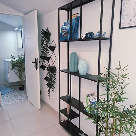 Coastal Gem - Private Parking & Air Conditioning