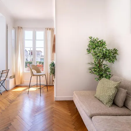 Exclusive Floor - *