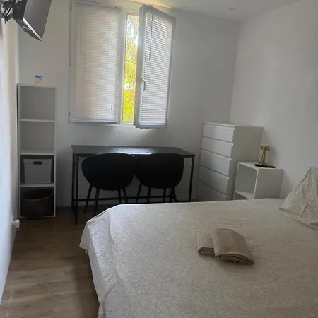 Location In Private Security With Free Parking, 6 Min To Center, 1 Min For Transports Available Séjour chez l'habitant *