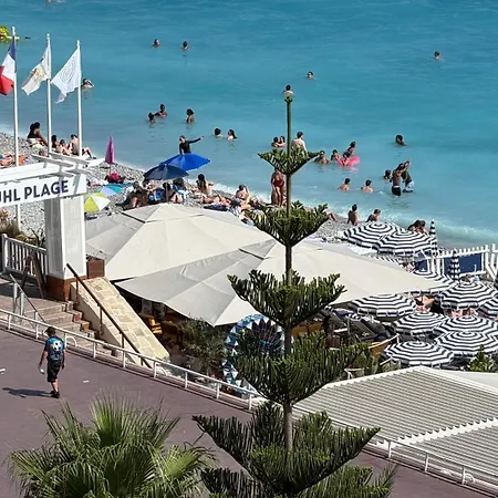 Et Ses Deux Piscines
