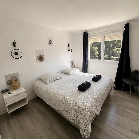 Apartment Charming, Quiet Two-bedroom Apartment, Parking, And Beautiful View Nice