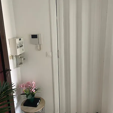 With Private Bathroom & Wc , Balcony & Air Conditioning - Centre, 5 Min From Sea & Promenade Homestay
