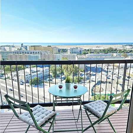 Private Sea View On Floor 16 In Shared - Ac - Walk To Airport Homestay Nice