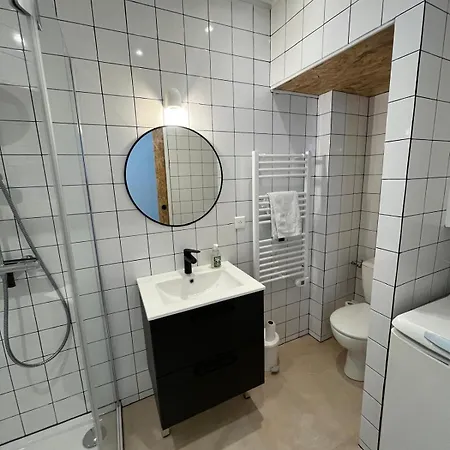 Cyrille Besset Maisonnette Climatisee Proche De Toutes Commodites Nice