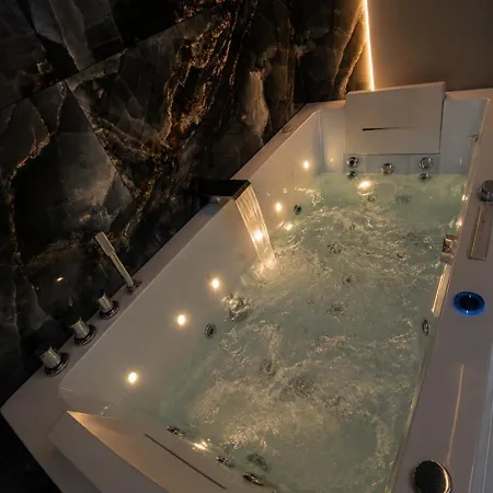 Cocon D Amour Studio Avec Jacuzzi Terrasse Et Parking Prive Nice