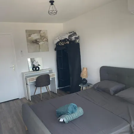 Homestay With Private Bathroom & Wc , Balcony & Air Conditioning - Centre, 5 Min From Sea & Promenade *