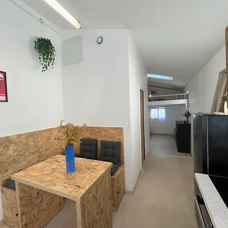Cyrille Besset Maisonnette Climatisee Proche De Toutes Commodites *