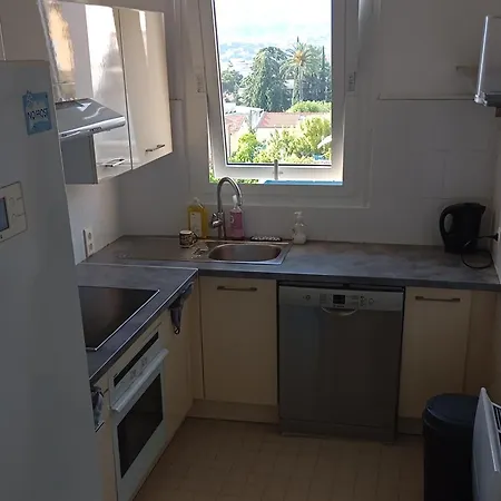 Fantastic View ! Private Bedroom In A Family Apartment, Private Bathroom, Shared Kitchen And Living Spaces Guest house Nice