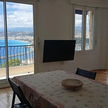 Fantastic View ! Private Bedroom In A Family Apartment, Private Bathroom, Shared Kitchen And Living Spaces Guest house Nice