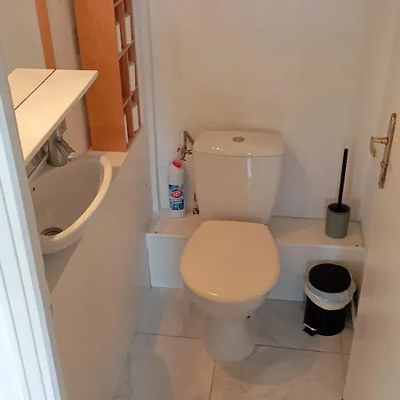 Fantastic View ! Private Bedroom In A Family Apartment, Private Bathroom, Shared Kitchen And Living Spaces 3*