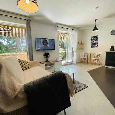 Serein Avec Balcon Et Piscine Apartment *
