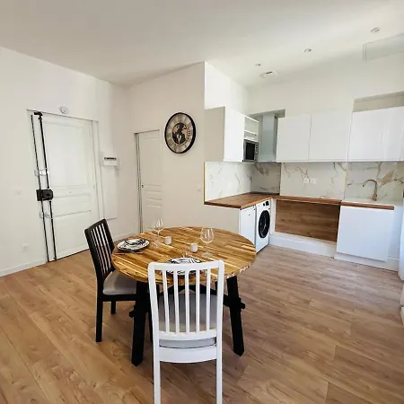 Apartment New Designer Ac Wifi Near Train Station *
