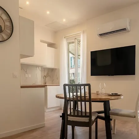 Apartment New Designer Ac Wifi Near Train Station