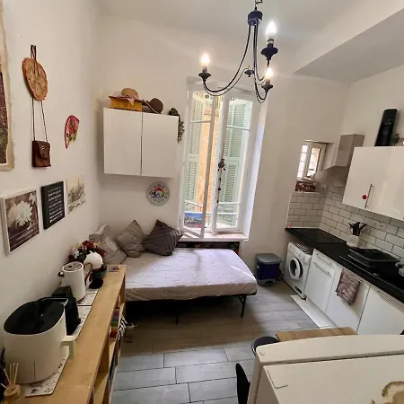Sleeps 5 - Budget-friendly Flat - And Cozy Apartment Nice