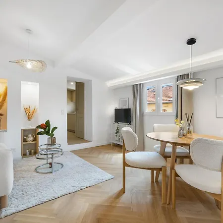 Renting - St Vincent - Floor Luxury Old Town Air-conditioned Apartment