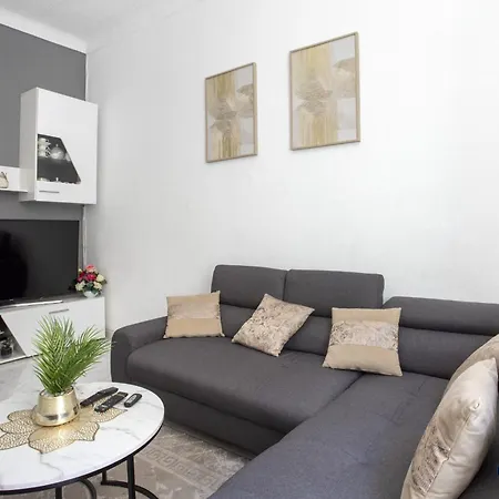 Apartment Air-conditioned In The Republique District