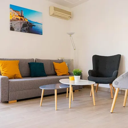 Apartment 3 With Balcony And Parking 3 Min From The Sea *