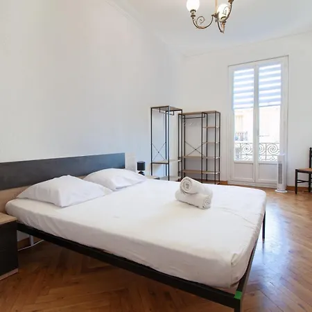 Bright 2-bedroom - La Liberation