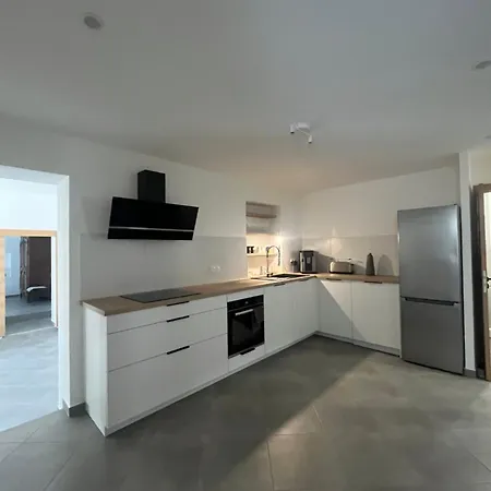 140 M Apartment, 4 Bedrooms Sea Airport And Tram *