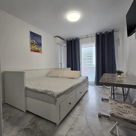 Cozy Seaside With Private Parking Apartment