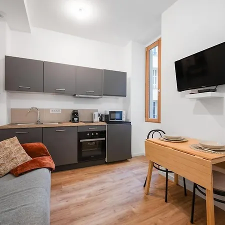 Charming 2 Rooms, Sleeps 4 Center Apartment Nice