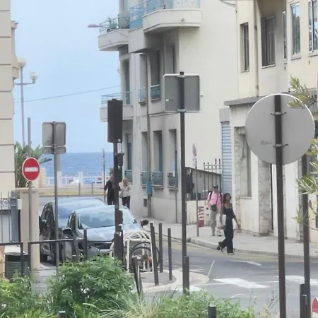 Apartment De Deux Pieces A 40 Metres De La Et A Un Arret De Tramway Du Centre-ville