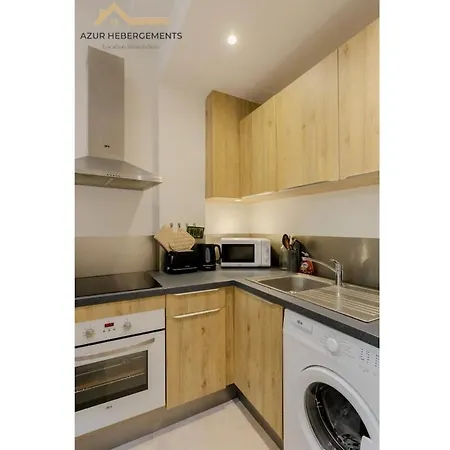 A 2 Min De La Promenade Des Apartment