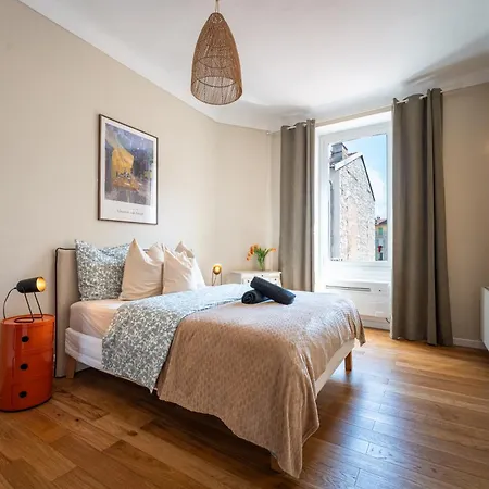 Bright 2 Center Apartment Nice