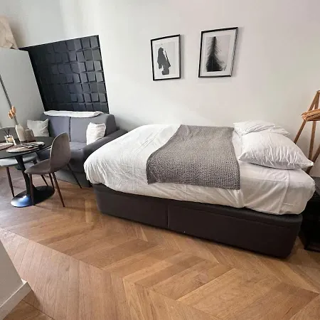Bright Modern & Walkable Apartment